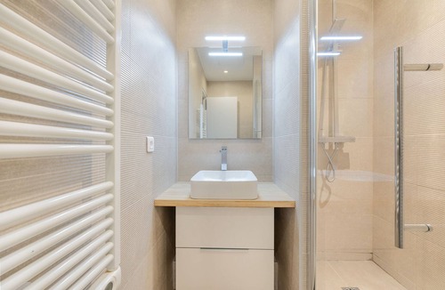 Bonne-Nouvelle Apartment | La Rue, 2BR/2BA, 6 people