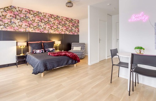 Drancy Apartment | La vie en rose - Near Paris/CDG/Bourget/Parc expo Villepinte