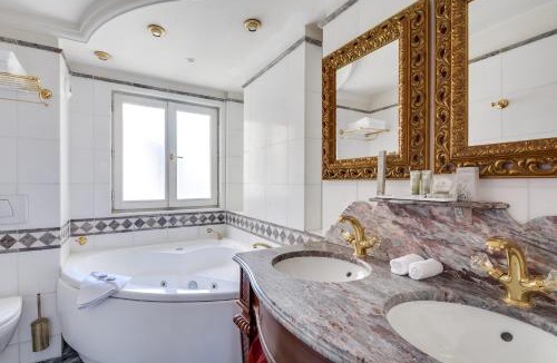 Pigalle Hotel | La Villa Royale