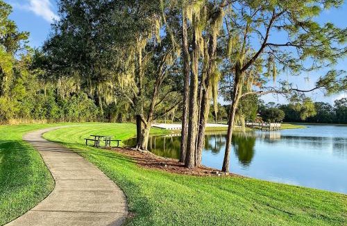 Lake Berkley House | Lake Berkley Home: Pool, Lakefront & near Disney