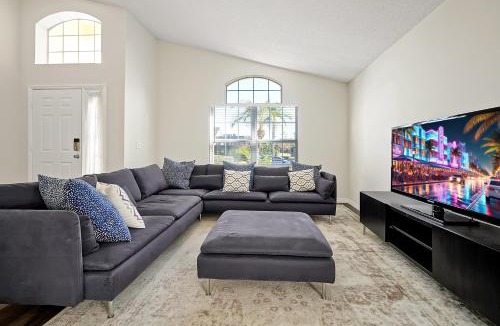 Lake Berkley House | Lake Berkley Home: Pool, Lakefront & near Disney