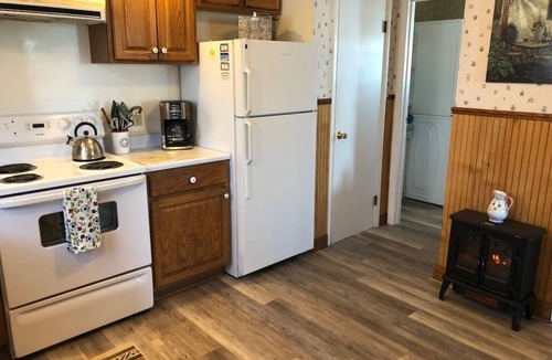 Town of Torrey House | Lake Dreamin-Seneca Lake-Waterfront-Hot Tub-Wine Trail, 100ft Private Level Beach-Pets OK