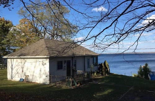 Town of Torrey House | Lake Dreamin-Seneca Lake-Waterfront-Hot Tub-Wine Trail, 100ft Private Level Beach-Pets OK