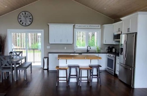 Armour Cottage | Lake Escape - Luxury Cottage With private man-made beach and shallow water entry