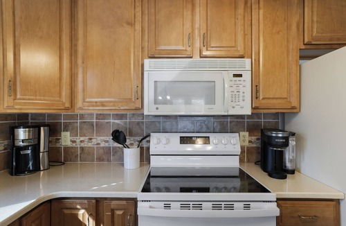 Jim Thorpe House | Lake front with Private Beach, Hot tub, Pool, Pickle Ball, March Dates available