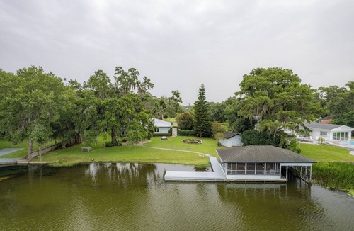 Edgewood House | Lake House Family Fun Getaway