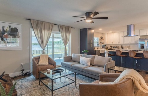 Orlando House | Lake House Retreat Near Downtown, Disney, Universal Studios and Airport