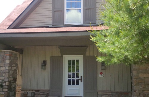 Seguin Cottage | Lake Joseph Luxury 2-Story Condo Home