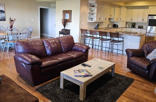 Twin Bay Apartment | Lake Living at its' best!
