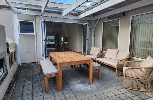 Kelvin Heights House | Lake & Mountain view holiday home, Come and enjoy this stunning location!