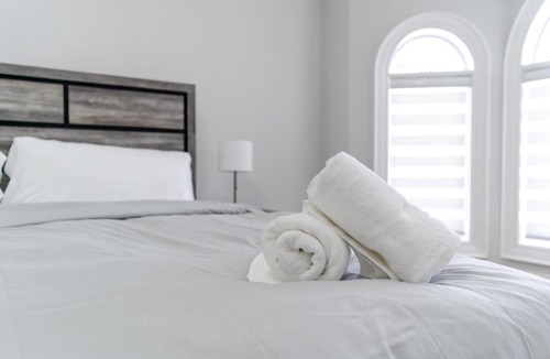Bendale House | Lake Ontario Stylish Family-friendly House