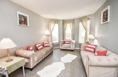 Alcona House | Lake Simcoe 4 Bedroom Family Home Ideal Toronto Area Retreat