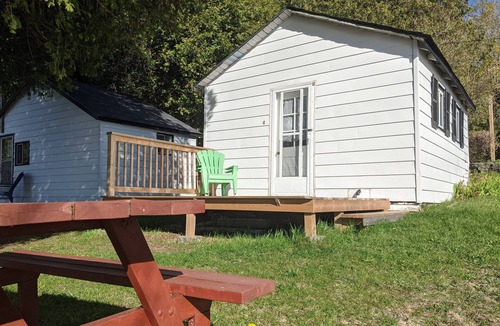 South Bruce Peninsula Cabin | Lake View Family Hideaway 1 Bedroom, sleep 2