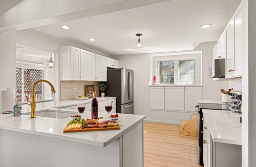 Town of Reading House | ★Lake Views ★ Hot tub ★ King Beds ★ Mins to All