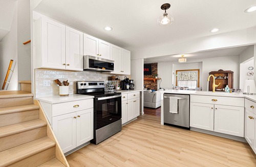 Town of Reading House | ★Lake Views ★ Hot tub ★ King Beds ★ Mins to All