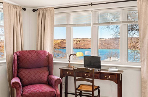 Town of Reading House | ★Lake Views ★ Hot tub ★ King Beds ★ Mins to All