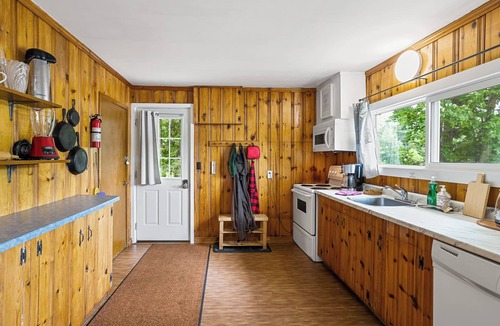 Harcourt Cottage | Lakefront 3 Bedroom Cottage - sleeps 6