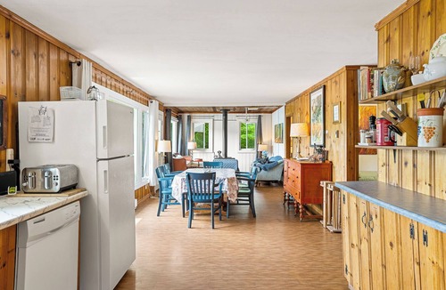 Harcourt Cottage | Lakefront 3 Bedroom Cottage - sleeps 6
