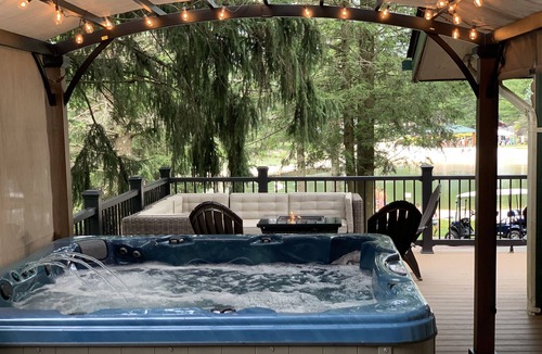 Lake Harmony House | Lakefront Beauty ~ Hot Tub & Arcade Room!- sleeps13