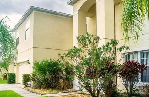 Crescent Lakes Villa | Lakefront Bliss: Private Pool & Spa – 25 Mins to Disney!