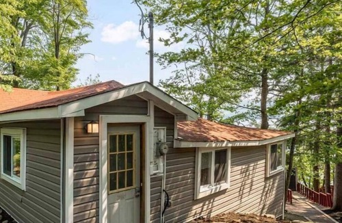 Ryerson Cottage | Lakefront Charm - 3 Bedroom Cottage with panoramic Bay Window Views.