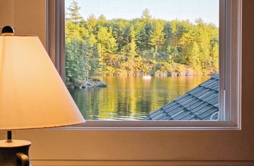 Torrance Cottage | Lakefront Cottage in Muskoka | SAUNA & Beach