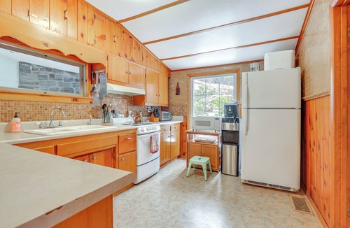 Hector House | Lakefront Home w/ Private Dock in Alpine!