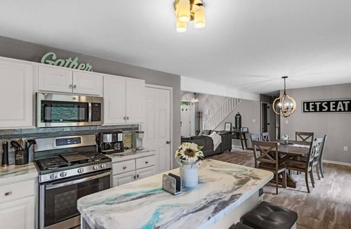 Henryville House | Lakefront House Near Camelback:Sauna+Jacuzzi+Games