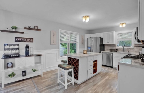 Henryville House | Lakefront House Near Camelback:Sauna+Jacuzzi+Games