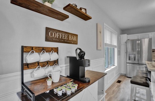 Henryville House | Lakefront House Near Camelback:Sauna+Jacuzzi+Games