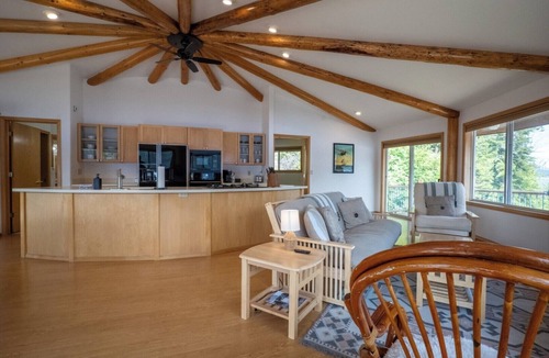 Coolin House | Lakefront Lodging at a Marina in Beautiful Cavanaugh Bay on Priest Lake