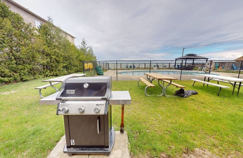 Wasaga Beach Apartment | Lakefront studio with shared grill & firepit - steps to beach and pool