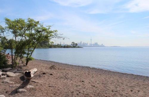 Humber Bay Apartment | LakePark Artsy 3 bedroom Townhouse 1 Parking