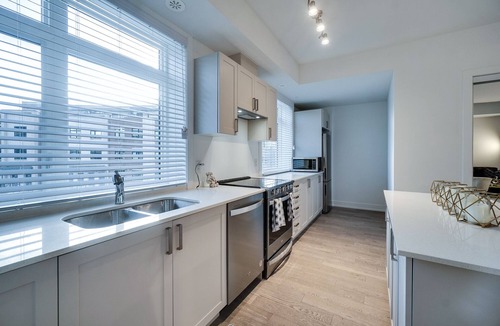 Lakeview House | LAKESHORE Port Credit Is One Of The Few Truly Walk Able area In Mississauga.