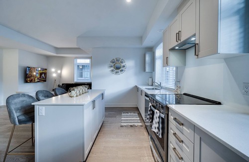 Lakeview House | LAKESHORE Port Credit Is One Of The Few Truly Walk Able area In Mississauga.