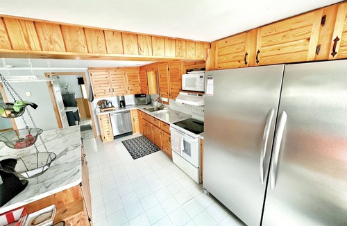 L'Amable Cottage | Lakeside Bliss Tait Lake – Cozy 3 Bed Cottage with Hot Tub & Private Waterfront!
