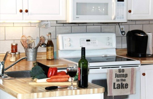 Lambton Shores Apartment | Lakeside Breeze, 7ppl Private Patio, walk to beach