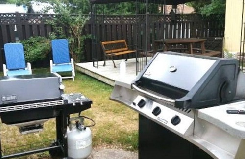 Lambton Shores Apartment | Lakeside Breeze, 7ppl Private Patio, walk to beach