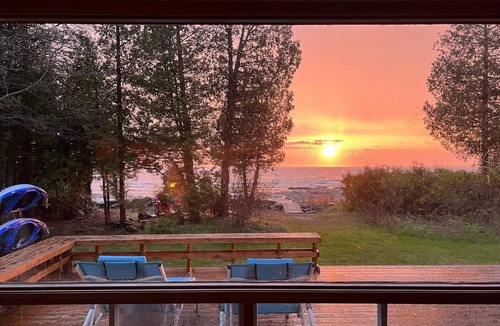 Northern Bruce Peninsula Cottage | Lakeside Cottage - Serene Getaway with Breathtaking Sunsets - Pet Friendly