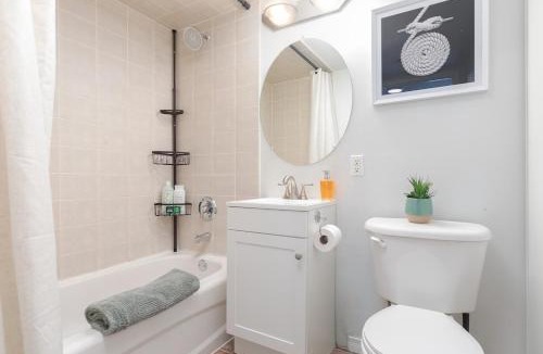 King West Village House | Lakeside Haven - Cozy Townhome in Liberty Village