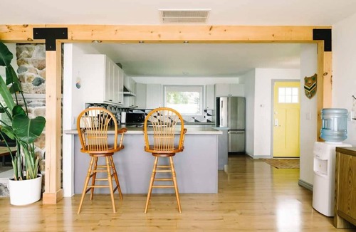 Wellington House | Lakeside PEC: Beautiful Waterfront & Patio