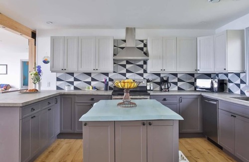 Wellington House | Lakeside PEC: Beautiful Waterfront & Patio