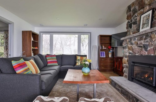 Wellington House | Lakeside PEC-waterfront getaway