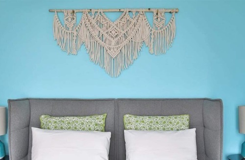 Wellington House | Lakeside PEC-waterfront getaway