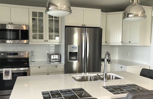 Kincardine House | Lakeside Terrace: 1br Kincardine Waterfront Suite