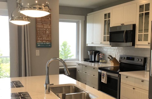 Kincardine House | Lakeside Terrace: 1br Kincardine Waterfront Suite
