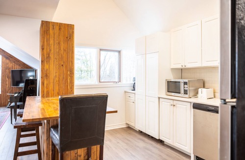 Jacksons Point Cottage | Lakeview 3-Story Family Cottage | 4BR Retreat in Georgina