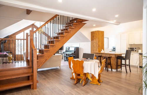 Jacksons Point Cottage | Lakeview 3-Story Family Cottage | 4BR Retreat in Georgina