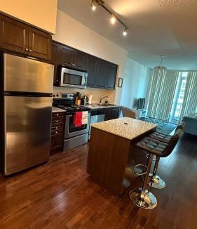 Fort York Apartment | Lakeview Condo in Downtown with Free Parking.