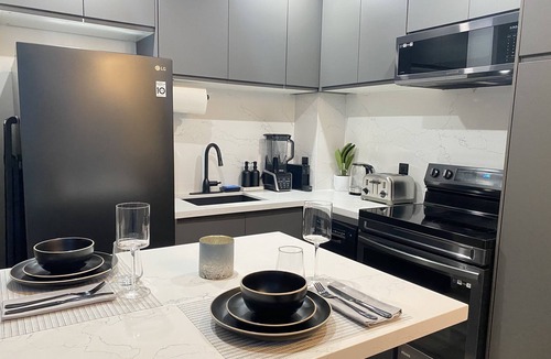 Central Waterfront Condo | Lakeview Condo with A Lot to Offer!